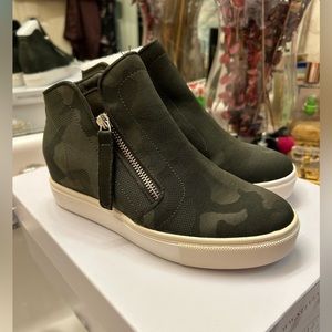 NEW Corso Camouflage Steve Madden size 6